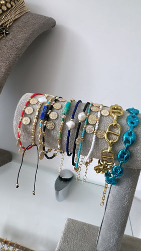 Thread adjustable bracelet