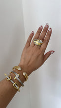 Load image into Gallery viewer, Hearts bracelet gold