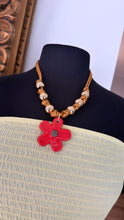 Load image into Gallery viewer, Flower necklace