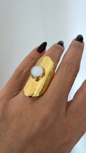 Load image into Gallery viewer, Stone white &amp; gold ring