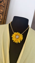Load image into Gallery viewer, Flower necklace