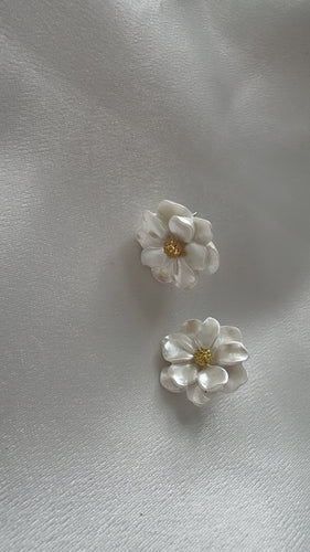 Flowers white earrings