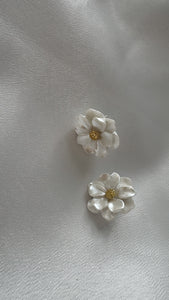 Flowers white earrings