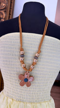 Load image into Gallery viewer, Flower necklace
