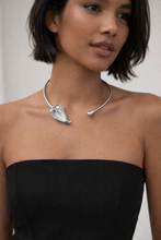 Load image into Gallery viewer, Flower necklace
